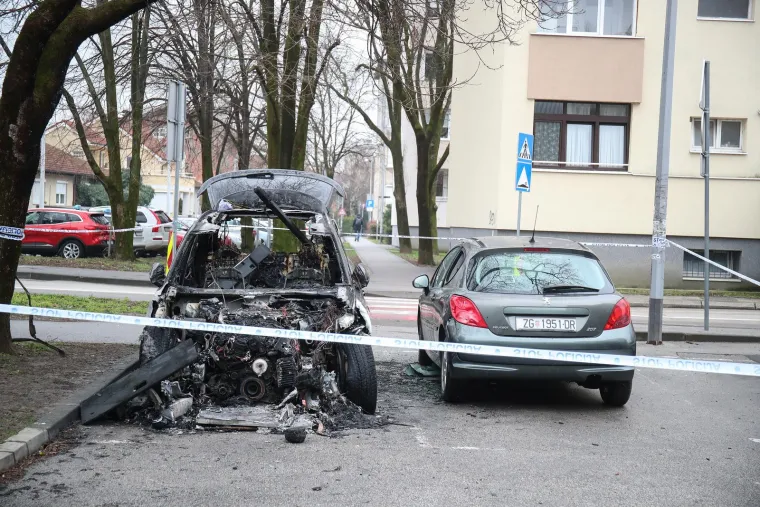 U potpunosti izgorio Audi: Baš ništa nije ostalo od njega, pogledajte strašne fotografije