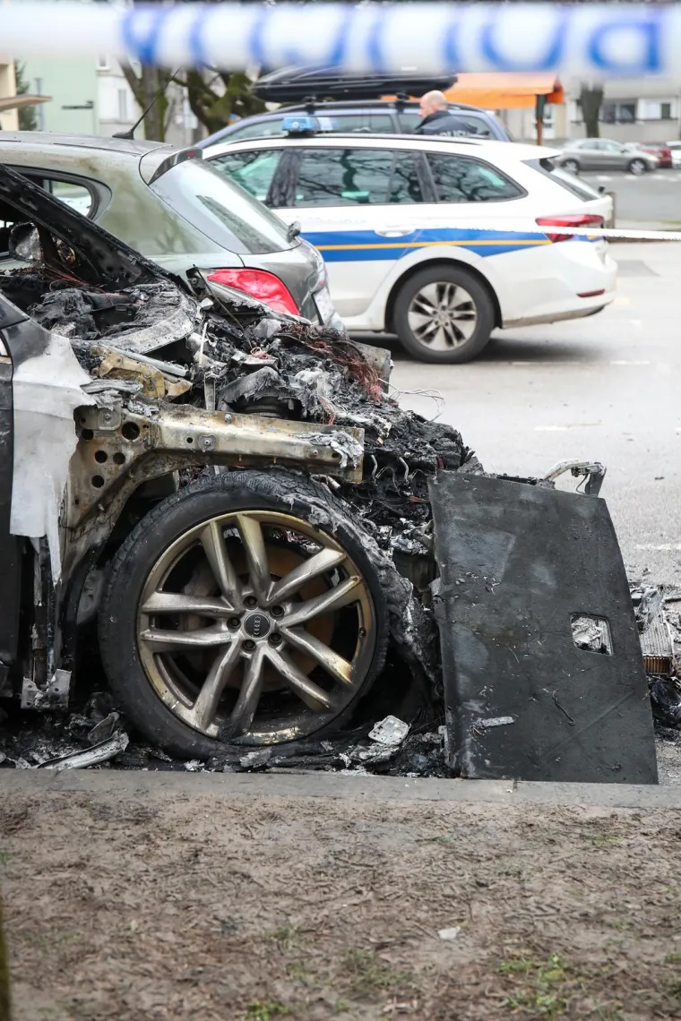 U potpunosti izgorio Audi: Baš ništa nije ostalo od njega, pogledajte strašne fotografije