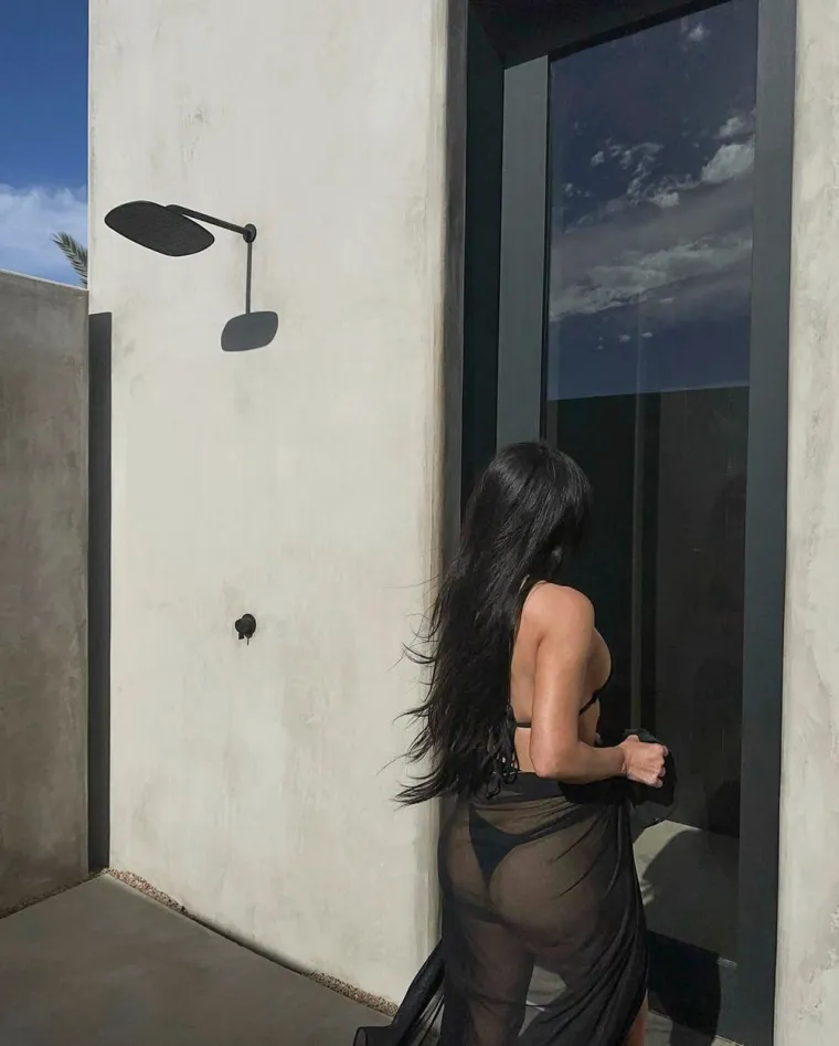Kim Kardashian se oznojila u teretani pa nabacila vrući fotosession: Instagram je na aparatima