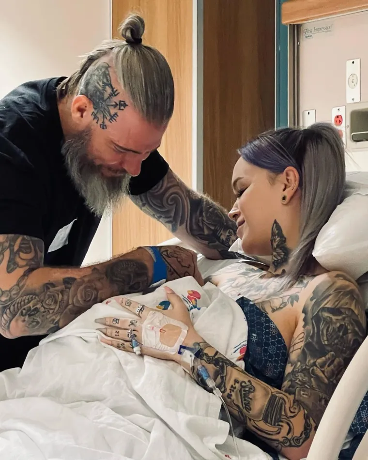 Tada je rumena mladenka otkrila da joj je novi muž ujedno i očuh.  “Udaja za mog očuha bila je najbolja odluka koju sam ikad donijela”, hvali se Christy, majka dvoje djece iz Tampe na Floridi, u tekstu na ekranu svog viralnog videa.