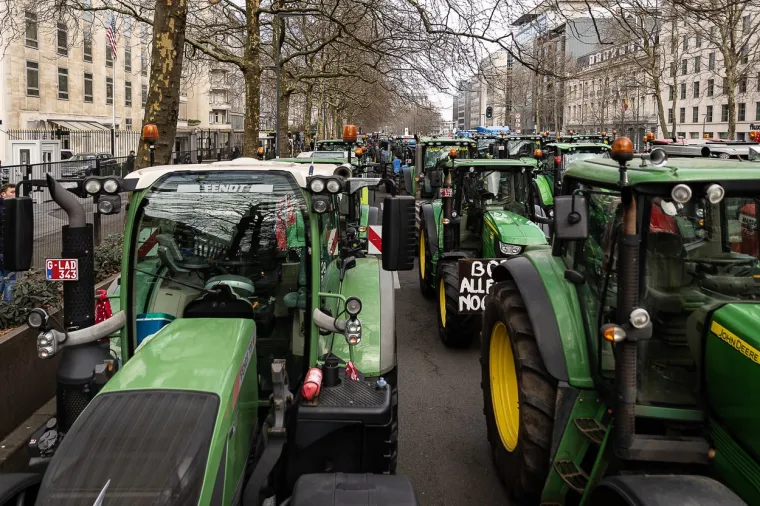 Zapaljene gume i poruka: Bez farmera nema hrane! Ovako prosvjeduju u Bruxellesu