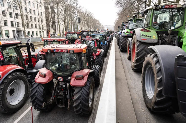 Zapaljene gume i poruka: Bez farmera nema hrane! Ovako prosvjeduju u Bruxellesu