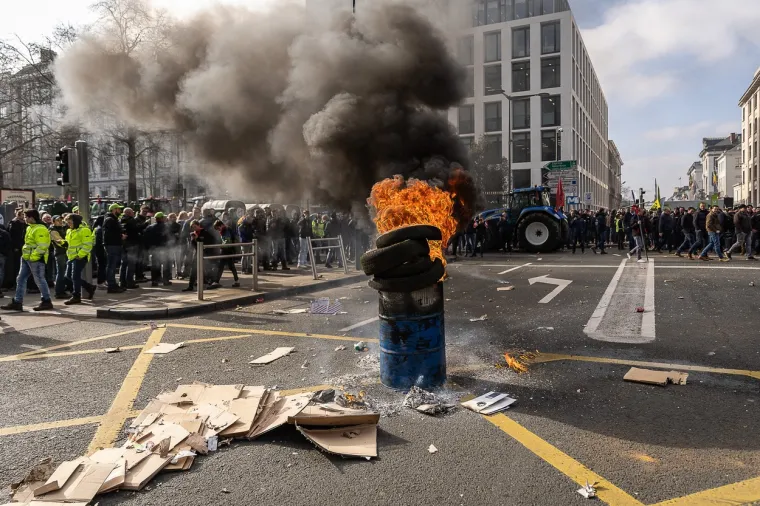 Zapaljene gume i poruka: Bez farmera nema hrane! Ovako prosvjeduju u Bruxellesu