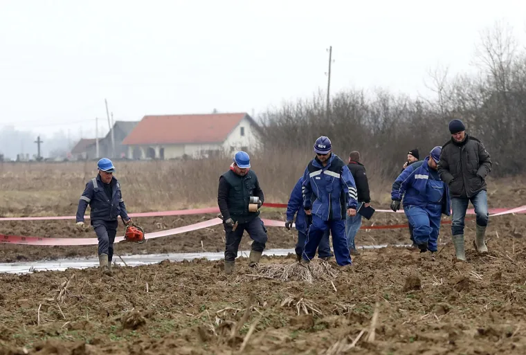 Evo kako izgleda polje po kojem se izlila nafta, ekipa na terenu radi na sanaciji