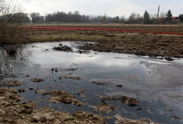 Evo kako izgleda polje po kojem se izlila nafta, ekipa na terenu radi na sanaciji