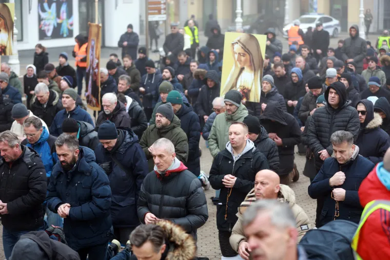 I ova je subota dan za molitvu krunice. Pogledajte kako muškarci kleče i mole po trgovima hrvatskih gradova