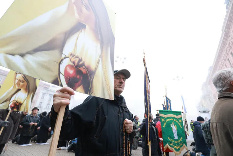 I ova je subota dan za molitvu krunice. Pogledajte kako muškarci kleče i mole po trgovima hrvatskih gradova