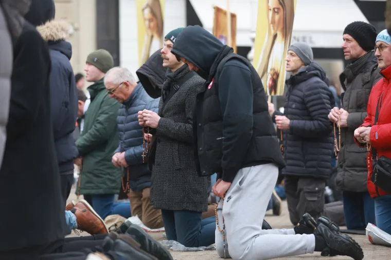 I ova je subota dan za molitvu krunice. Pogledajte kako muškarci kleče i mole po trgovima hrvatskih gradova
