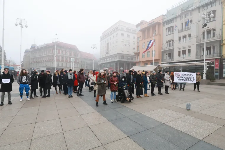 I ova je subota dan za molitvu krunice. Pogledajte kako muškarci kleče i mole po trgovima hrvatskih gradova