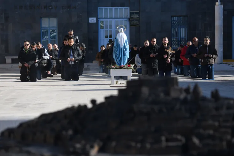 I ova je subota dan za molitvu krunice. Pogledajte kako muškarci kleče i mole po trgovima hrvatskih gradova