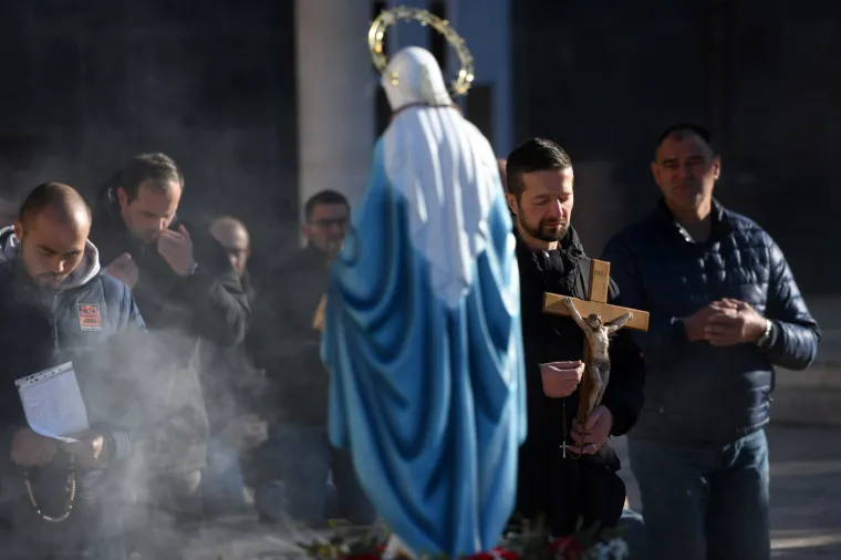 I ova je subota dan za molitvu krunice. Pogledajte kako muškarci kleče i mole po trgovima hrvatskih gradova