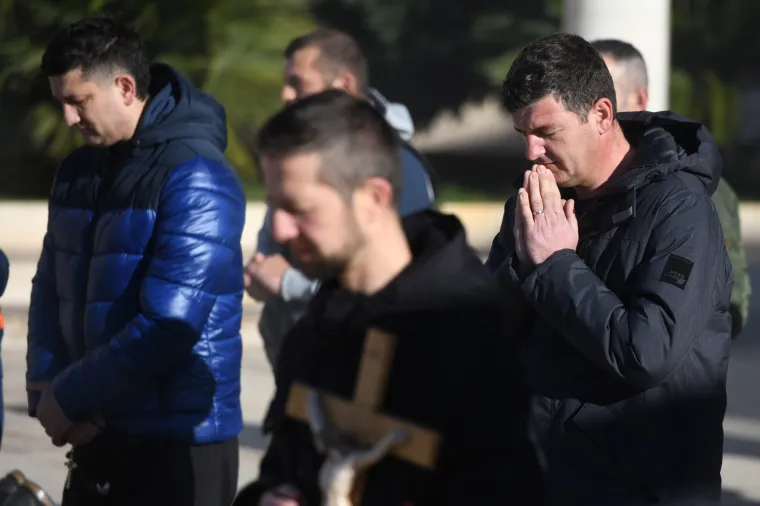 I ova je subota dan za molitvu krunice. Pogledajte kako muškarci kleče i mole po trgovima hrvatskih gradova