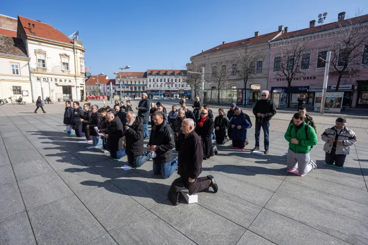 I ova je subota dan za molitvu krunice. Pogledajte kako muškarci kleče i mole po trgovima hrvatskih gradova