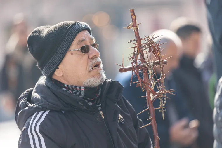 I ova je subota dan za molitvu krunice. Pogledajte kako muškarci kleče i mole po trgovima hrvatskih gradova