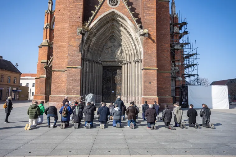 I ova je subota dan za molitvu krunice. Pogledajte kako muškarci kleče i mole po trgovima hrvatskih gradova