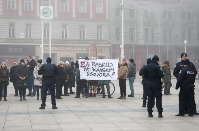 Kako izgleda već klasična prva subota u mjesecu? Jedni kleče, drugi poručuju 'Crkvu unutar četiri zida'
