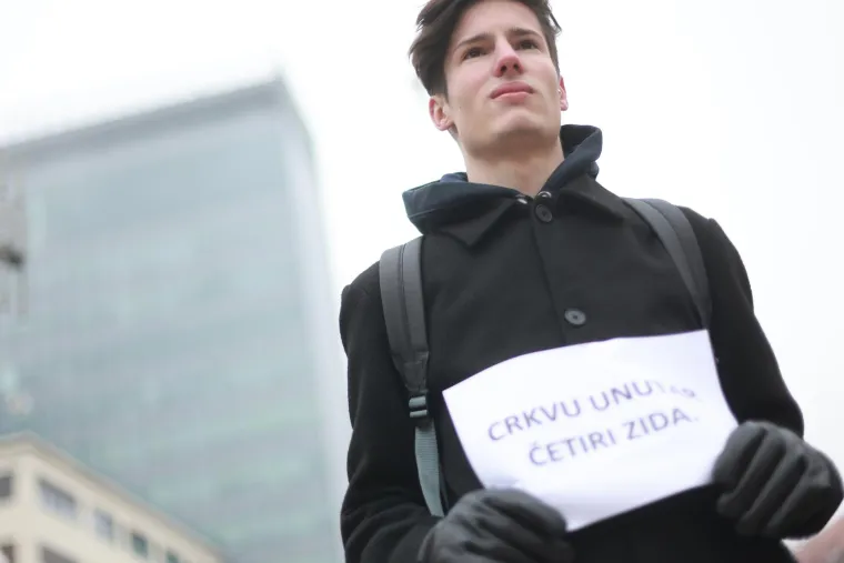 Kako izgleda već klasična prva subota u mjesecu? Jedni kleče, drugi poručuju 'Crkvu unutar četiri zida'