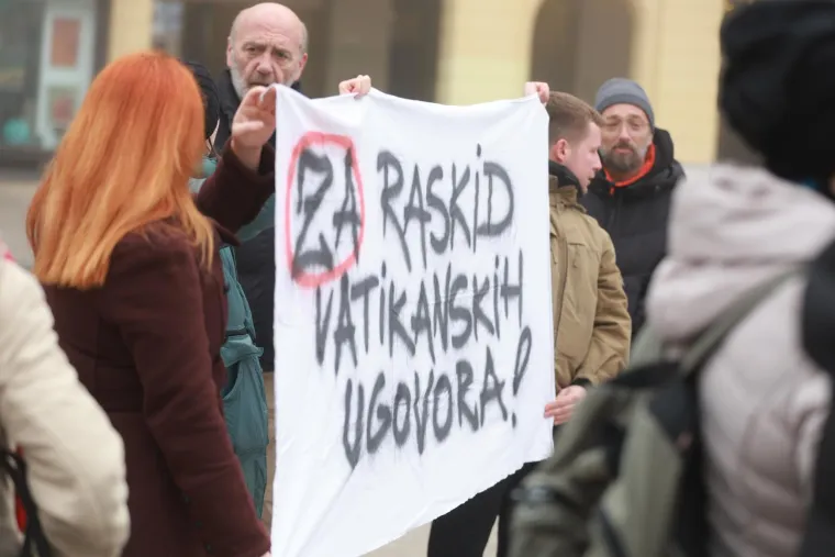 Kako izgleda već klasična prva subota u mjesecu? Jedni kleče, drugi poručuju 'Crkvu unutar četiri zida'