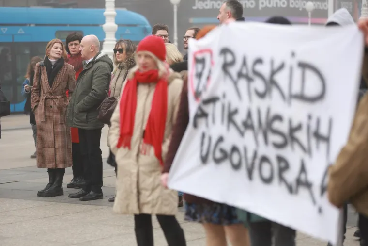 Kako izgleda već klasična prva subota u mjesecu? Jedni kleče, drugi poručuju 'Crkvu unutar četiri zida'