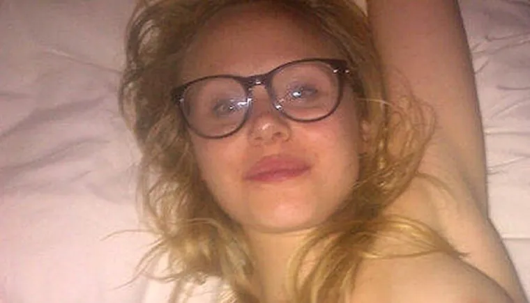 Godine 2012. glumica Alison Pill greškom je objavila fotografiju svojih grudi na Twitteru. &quot;Imala sam jednu od tih slika na svom telefonu jer sam bila daleko od svog tadašnjeg zaručnika i razgovarali smo preko mobitela prethodne noći, pa sam greškom to objavila&quot;, priznala je godinu dana kasnije.
