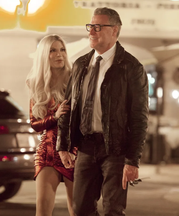Dean McDermott, suprug Tori Spelling, slučajno je objavio sliku grudi svoje supruge. Incident se dogodio 2011. godine, no on ga se prisjetio 2017. u svom podcastu &quot;Daddy Issues&quot;. Rekao je: &quot;Ležali smo u krevetu i prije šest, sedam godina, bio sam stvarno nov u tim društvenim medijima i nisam nosio naočale, a Tori je bila u pozadini fotografije, obje dojke van jer je upravo završila s hranjenjem bebe, a ja sam to objavio i otišao u spavati&quot;.
