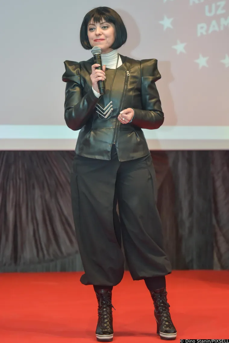 Mirela Holy u društvu dečka Siniše prošetala zagrebačkom špicom: Pozornost je privukla osebujnom modnom kombinacijom