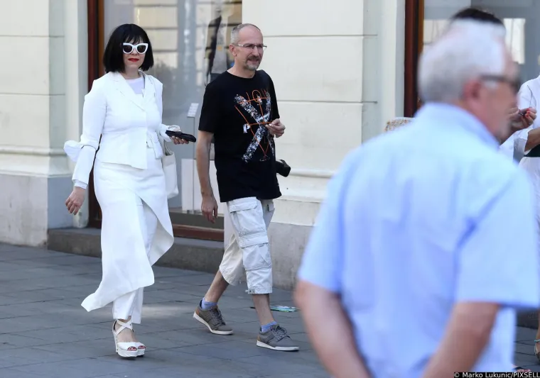 Mirela Holy u dru&scaron;tvu dečka Sini&scaron;e pro&scaron;etala zagrebačkom &scaron;picom: Pozornost je privukla osebujnom modnom kombinacijom