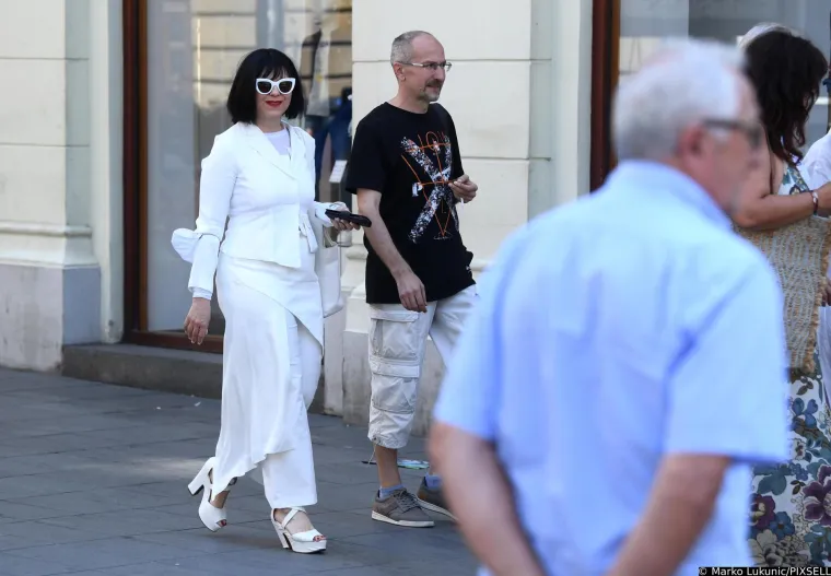 Mirela Holy u dru&scaron;tvu dečka Sini&scaron;e pro&scaron;etala zagrebačkom &scaron;picom: Pozornost je privukla osebujnom modnom kombinacijom