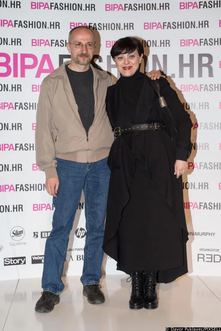 Mirela Holy u dru&scaron;tvu dečka Sini&scaron;e pro&scaron;etala zagrebačkom &scaron;picom: Pozornost je privukla osebujnom modnom kombinacijom