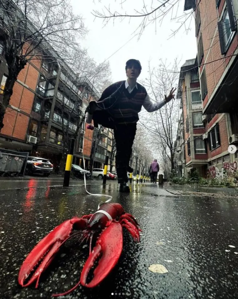 Tko je misteriozni i prilično osebujni predstavnik Srbije na Eurosongu? &Scaron;eta jastoga, a ima ne&scaron;to zajedničko s Konstraktom