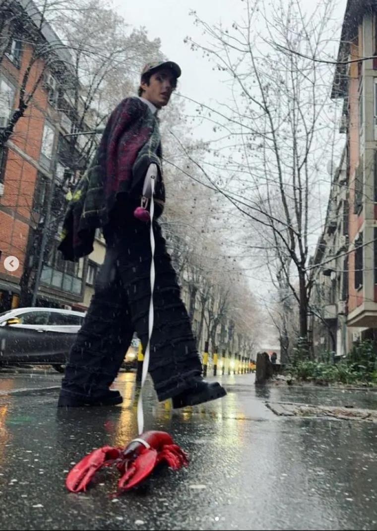 Tko je misteriozni i prilično osebujni predstavnik Srbije na Eurosongu? &Scaron;eta jastoga, a ima ne&scaron;to zajedničko s Konstraktom