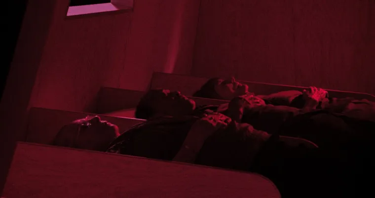 Nekolicina njih se ipak upustila u seksualne odnose, ali to nije izazvalo agresiju ili napetost u skupini. Kada ga je kapetanica broda, Šveđanka Maria Björnstam, upitala što je cilj svega, Santiago je odgovorio da &quot;želi saznati kako dolazi do mira na Zemlji&quot;. Rezultat je bio sasvim drugačiji od onog što je itko, a ponajmanje antropolog, očekivao - očekivanog nasilja jednostavno nije bilo.
