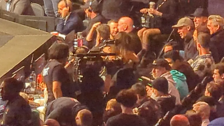 Misteriozna brineta, koja je došla s ikonom američkog sporta, zasjenila veliki povratak Jona Jonesa u Las Vegasu: Svi su gledali u nju