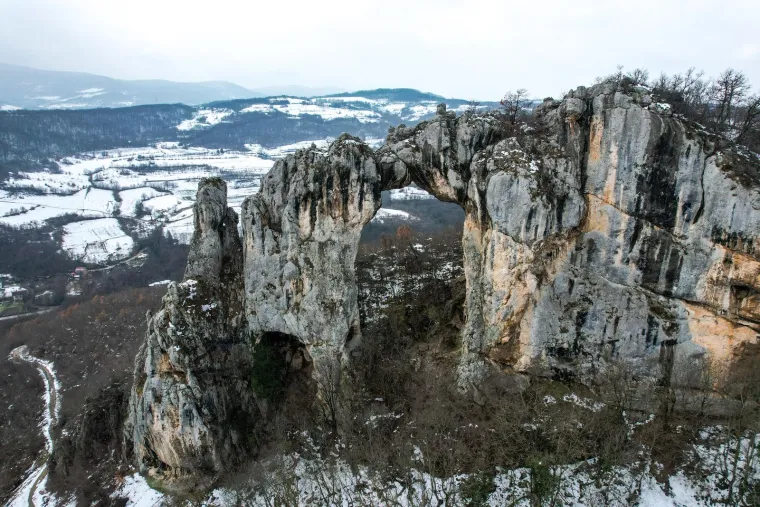 Nastajao je tisućama godina, a sada doziva tisuće da se popnu na njega: Pogledajte fascinantni Djevojački most