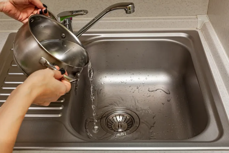 4. Nemojte izlijevati vruću vodu u plastične cijevi: Vruća voda može omekšati cijevi ili ih čak i rastopiti. Ako izlijevate vruću vodu u odvod više od dva puta tjedno, cijevi će sigurno puknuti i nastat će poplava. Zato to radite čim rjeđe i ako baš nemate drugog izbora, jer iako su vaše cijevi možda metalne, spojevi u njima sigurno sadržavaju plastiku ili gumu, što također lako može dovesti do istog scenarija. Zato prilikom izlijevanja vode pustite da teče i hladna voda ili pričekajte da se ohladi pa tek onda izlijte. 