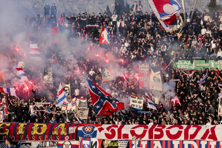 NAVIJAČKA GALERIJA Torcida poslala 'mangupsku' poruku igračima, Boysi istaknuli sliku blaženika