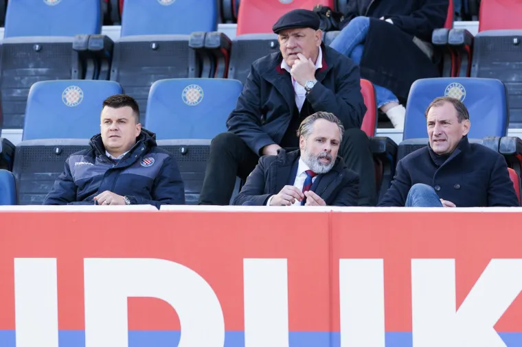 NAVIJAČKA GALERIJA Torcida poslala 'mangupsku' poruku igračima, Boysi istaknuli sliku blaženika