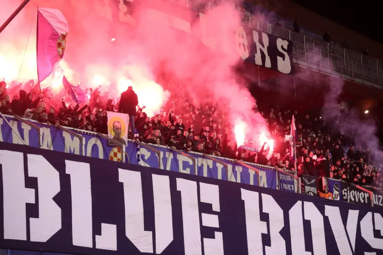 NAVIJAČKA GALERIJA Torcida poslala 'mangupsku' poruku igračima, Boysi istaknuli sliku blaženika