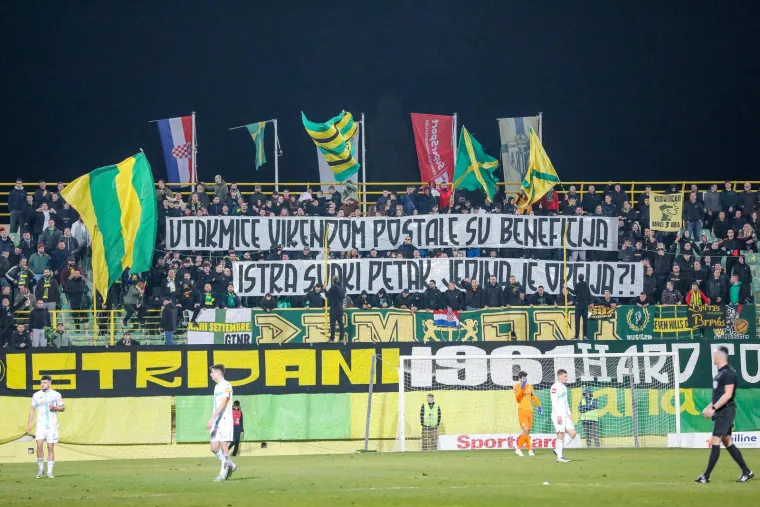 NAVIJAČKA GALERIJA Torcida poslala 'mangupsku' poruku igračima, Boysi istaknuli sliku blaženika