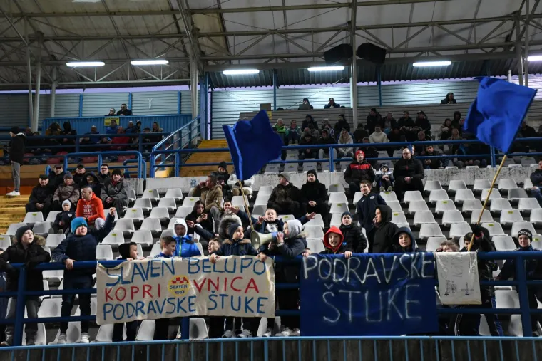 NAVIJAČKA GALERIJA Torcida poslala 'mangupsku' poruku igračima, Boysi istaknuli sliku blaženika