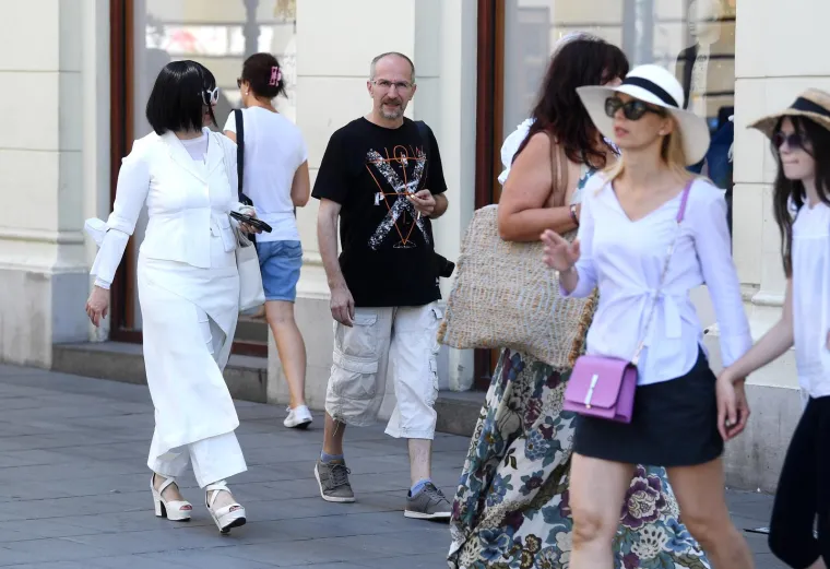 Bivša ministrica zaštite okoliša i prirode, Mirela Holy, više od dvadeset godina je u vezi s fotografom Sinišom Bužanom.