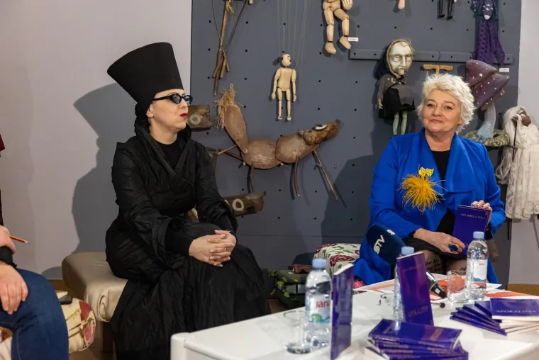 &quot;Ne opterećujem se razmišljanjem o tome je li moja veza izvanbračna zajednica ili nije, i je li u zakonskom smislu izjednačena s brakom jer su mi apsolutno nevažna etiketiranja i reguliranja&quot;, dodala je. 