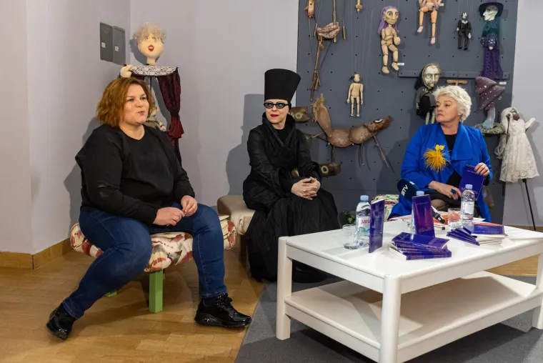 &quot;U ovakvoj sam vezi zato što sam u njoj zadovoljna, ona me ne ograničava i ne sputava, već upravo suprotno, daje mi prostor slobode uz istodobnu podršku. Siniša je moj partner koji otvoreno, bez jalove kritike, upozorava na moje pogreške bez ambicije da me mijenja. To mi je izuzetno važno jer ne bih mogla biti u vezi s osobom koja bi me pokušavala promijeniti, odrediti mi okvire i pravila, gospodariti mi. Najvažniji mi je u životu upravo osjećaj slobode, mogućnost da budem ono što jesam&quot;, izjavila je Holy.