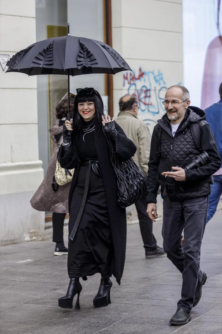 Osim politike, poznata je i po svom nekonvencionalnom modnom izričaju, koji često uključuje crnu boju, upečatljive frizure i gotički stil.