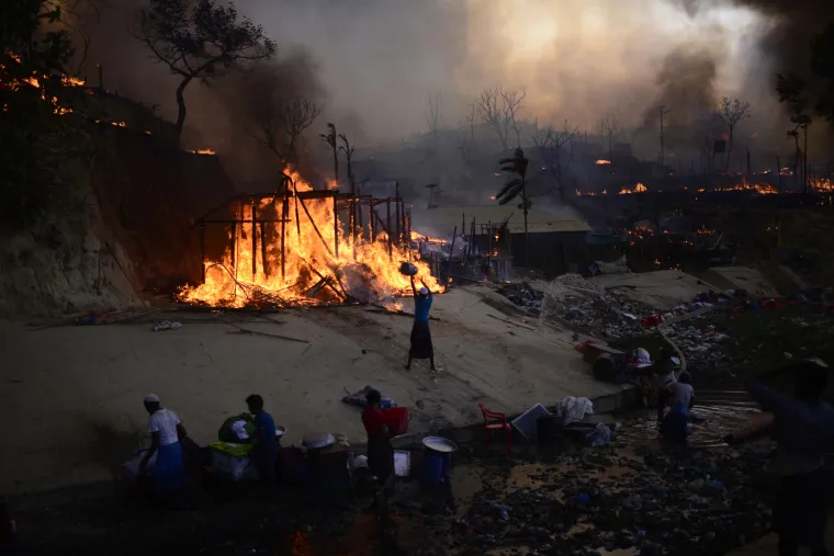 Ovo je bio izbjeglički kamp u Bangladešu. Potpuno je izgorio. Bez skloništa je ostalo 12 tisuća ljudi