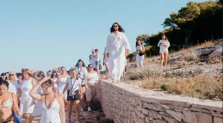 Naime, Leto je prije četiri godine na otoku Obonjanu kraj Šibenika osnovao kult s nekoliko stotina sljedbenika koji su se prozvali Echelon. Za ulaznice po cijeni do 6000 eura družili su se s njim i njegovim bendom tri dana.