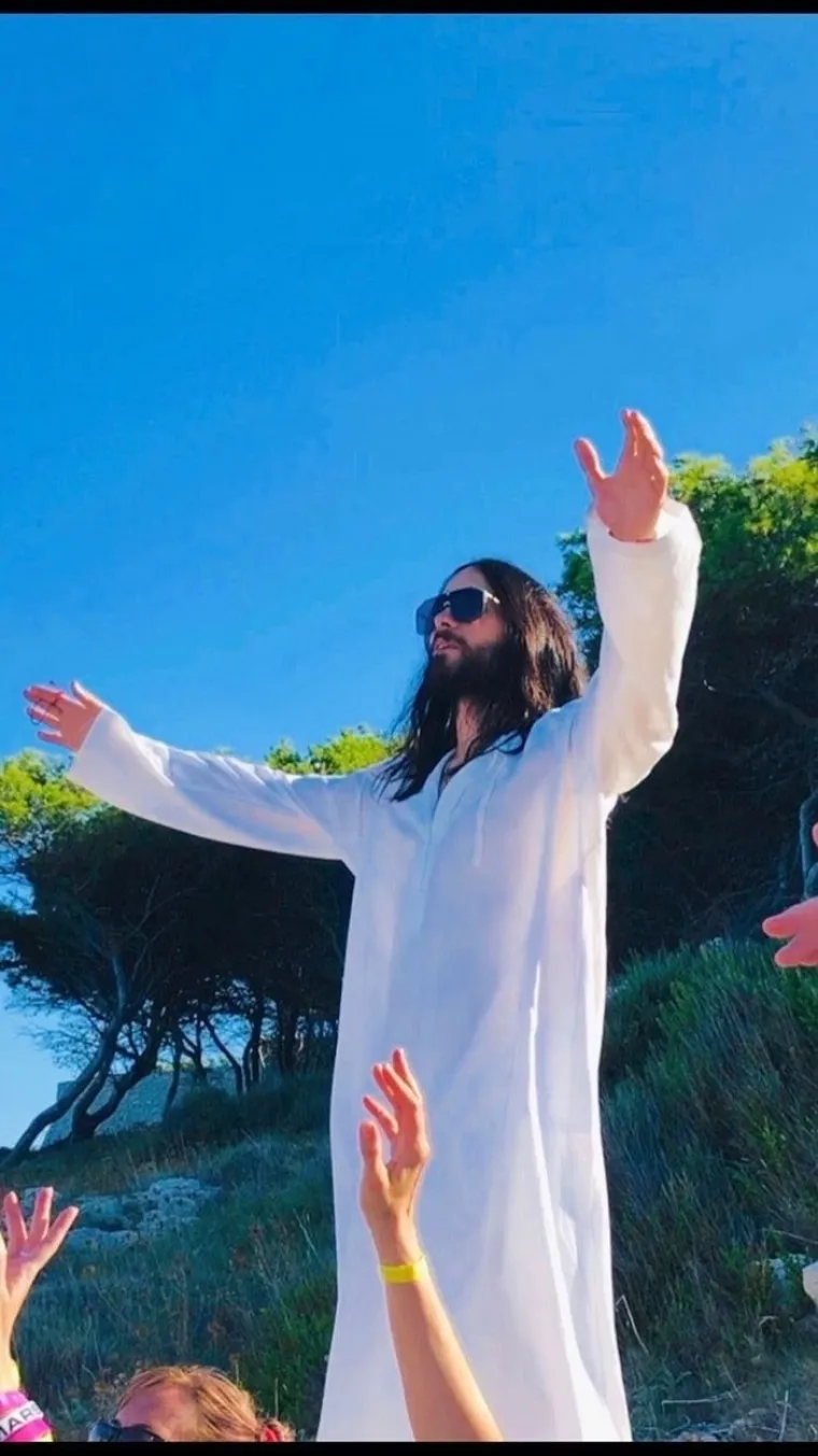 &quot;Da, ovo je kult, Mars otok&quot;, objavio je bend na svojim službenim stranicama nakon festivala. Bend je tijekom tri dana održao dva koncerta, a Leto je hodao okolo u bijelom dok su ga fanovi slijedili po otoku te im je &quot;propovijedao&quot;. Meditirali su, prakticirali jogu, kupali se i sunčali, a prodaja alkohola bila je zabranjena. 