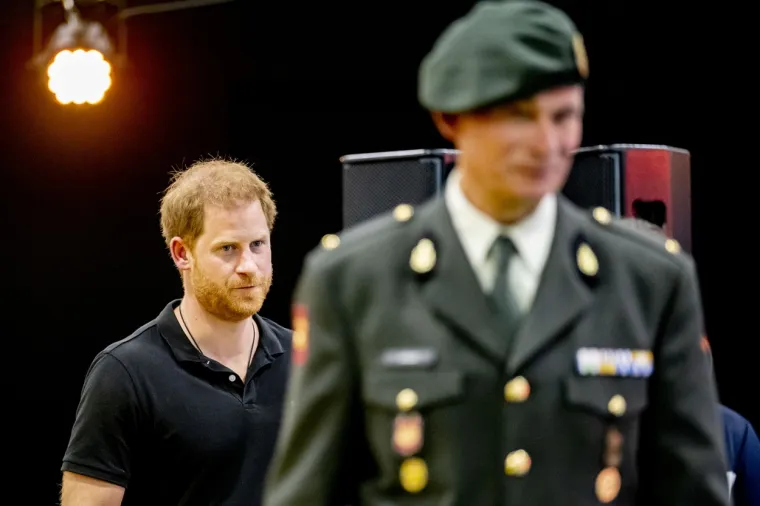 Harry je također govorio i o svom vremenu borbe u Afganistanu i otkrio je da nisu sve trupe u potpunosti stajale iza rata. &quot;Jedan od razloga zašto sigurno toliko ljudi u Ujedinjenom Kraljevstvu nije podržavalo naše trupe je to što su pretpostavili da su svi koji služe bili za rat. Ali kad se jednom prijavite, radite ono što vam je rečeno. Dakle, bilo nas je puno, koji se nismo nužno slagali ili ne slagali, ali vi ste radili ono za što ste obučeni. Radili ste ono za što ste bili poslani&quot;, otkrio je Harry.