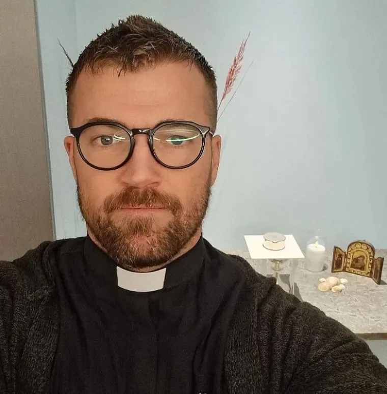&quot;Neki me prate jer nisu navikli da vide svećenika koji je utreniran i tetoviran&quot;, rekao je Oskar.