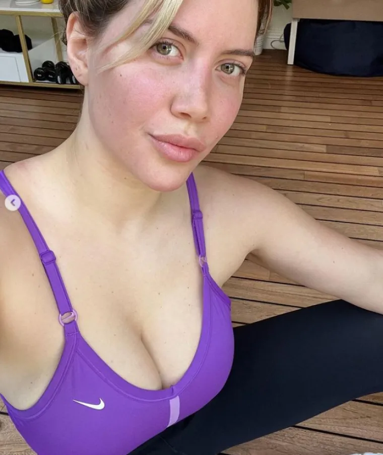 Fatalna poduzetnica u seksi izdanju legla na krevet i snimala se: Prevrući kadrovi obilaze svijet, fanovi ne mogu doći k sebi